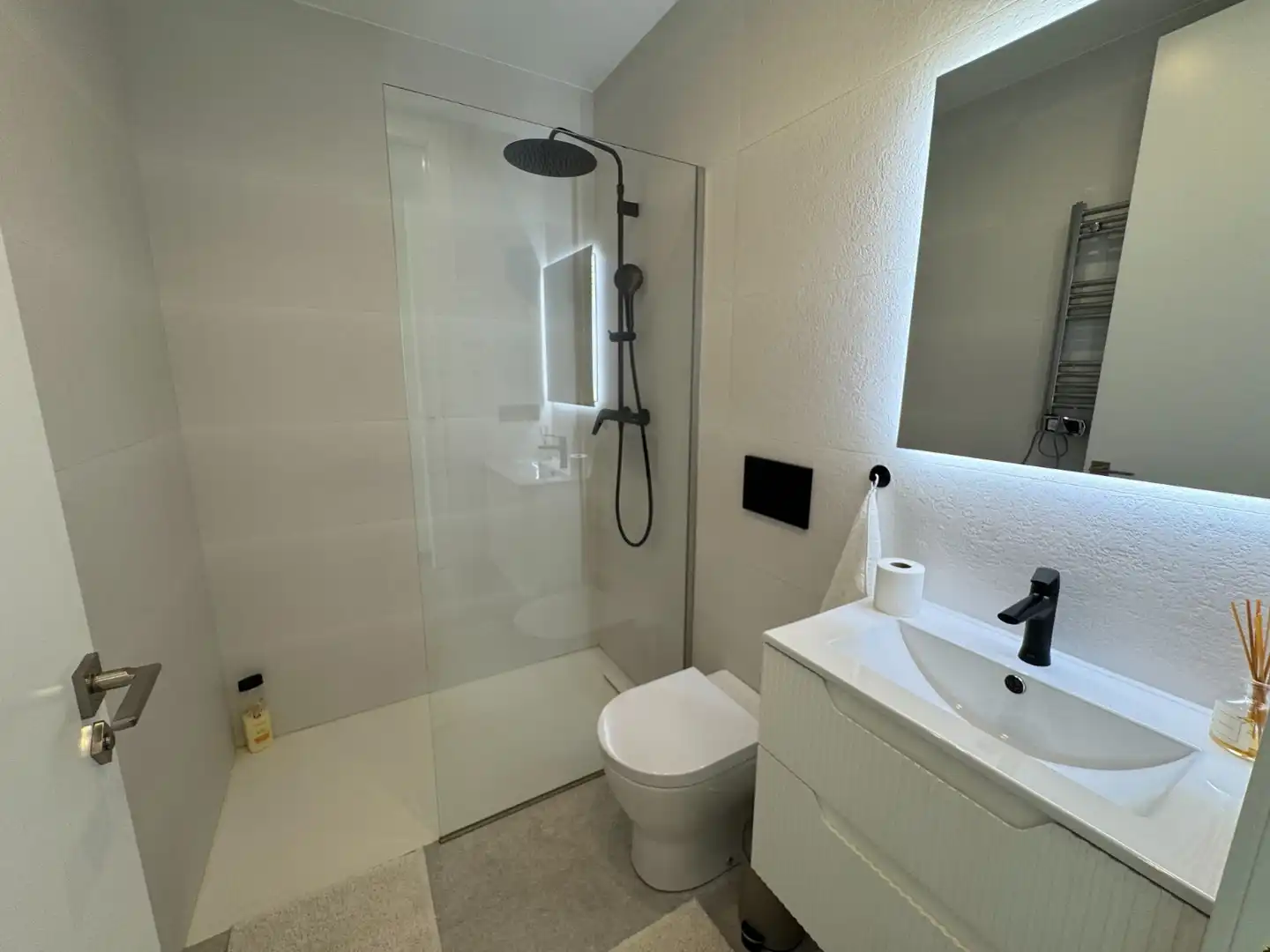 Bathroom of Flat for sale in Guardamar del Segura  with Air Conditioner, Private garden and Terrace