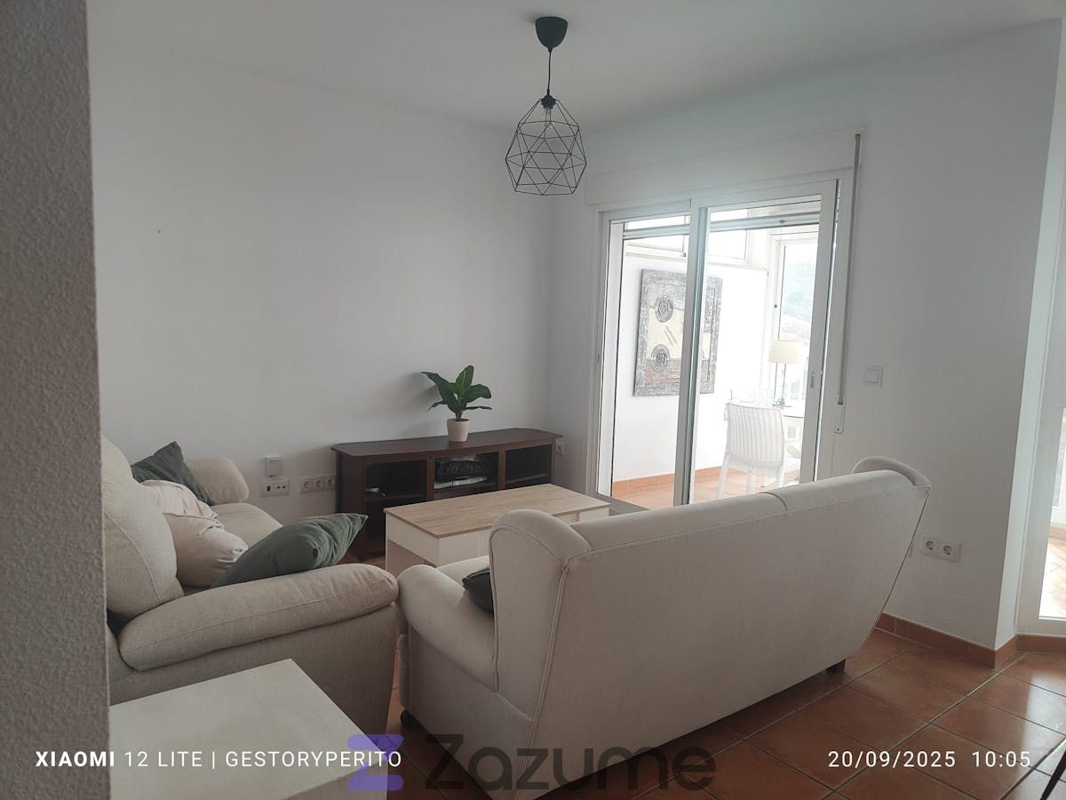 Sala d'estar de Casa adosada de lloguer en Torrox amb Aire condicionat, Jardí privat i Terrassa
