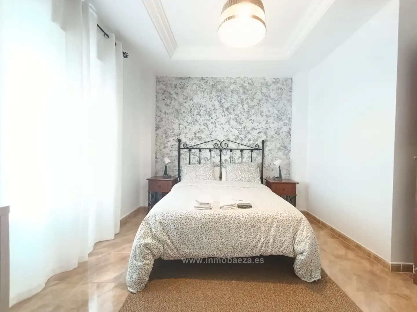 Dormitori de Apartament de lloguer en Baeza amb Aire condicionat, Terrassa i Moblat