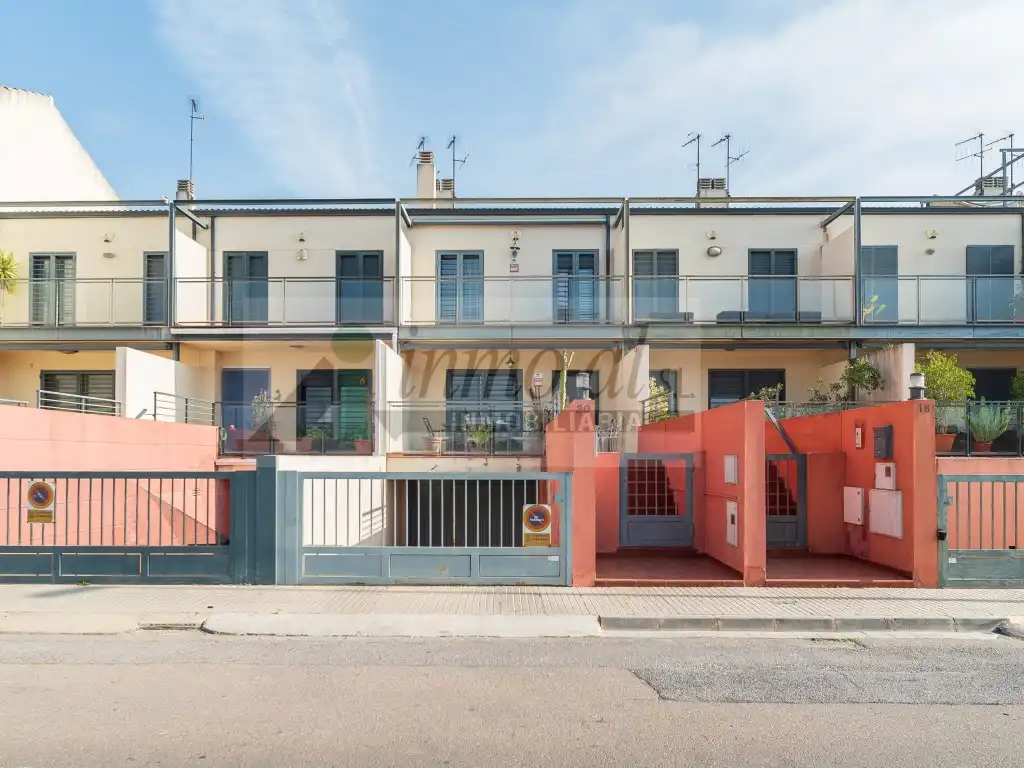 Vista exterior de Casa adosada en venta en Almazora / Almassora