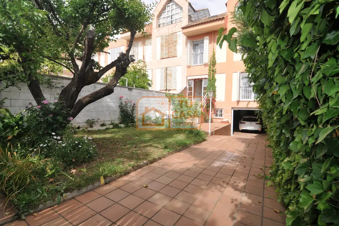 Reihenhaus mit Garten zum Verkauf in Calle Carlos Callejo