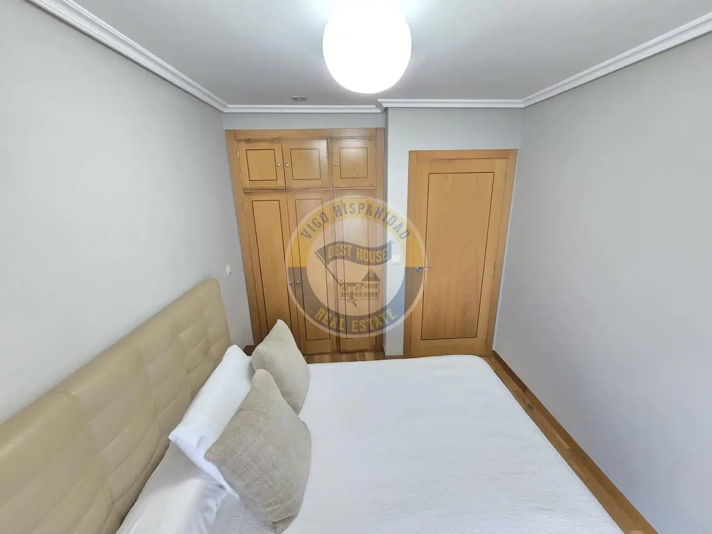 Schlafzimmer von Wohnung zur Miete in Vigo  mit Heizung, Parkett und Möbliert