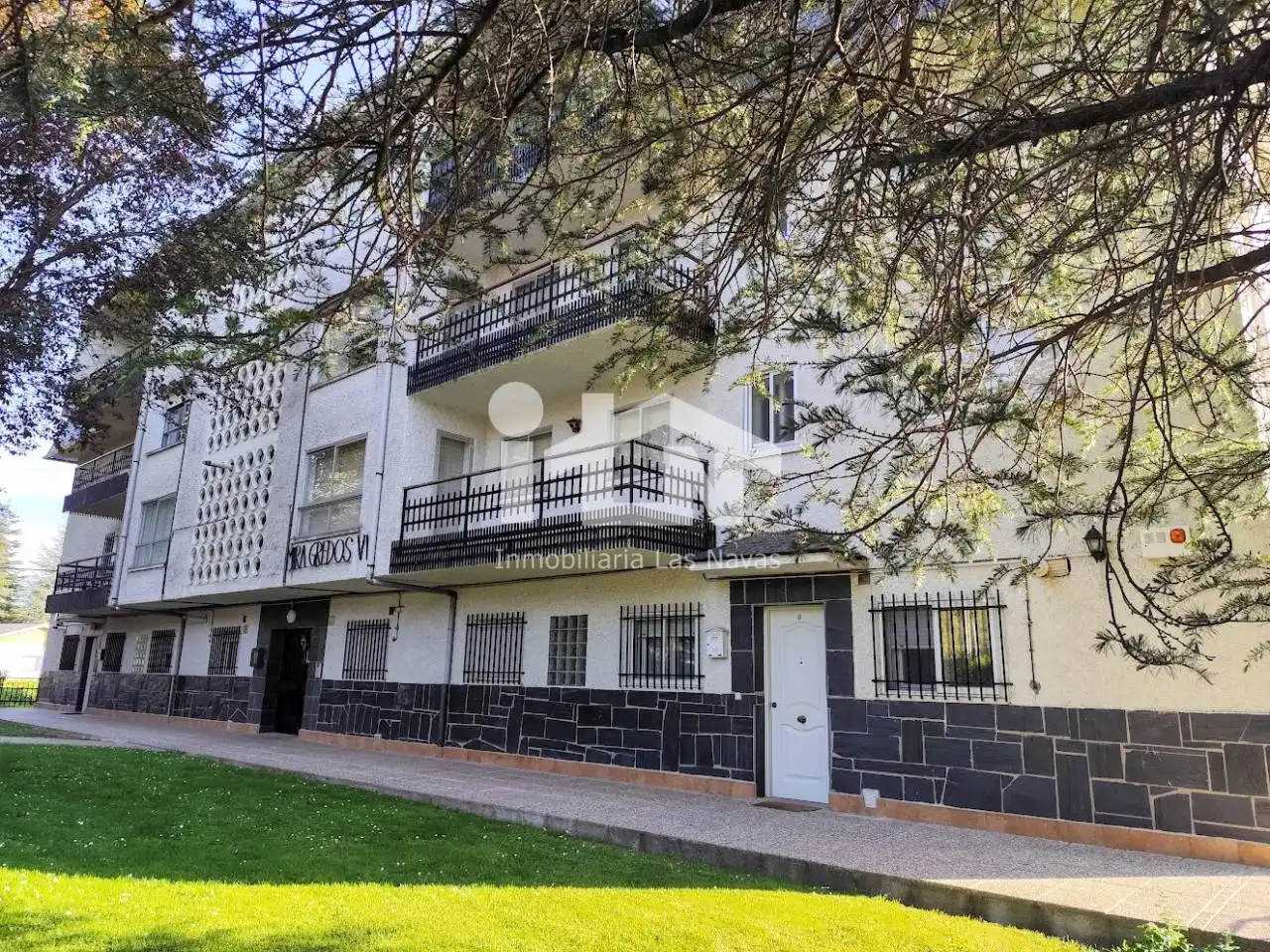 Vista exterior de Pis en venda en Las Navas del Marqués  amb Parquet, Terrassa i Traster