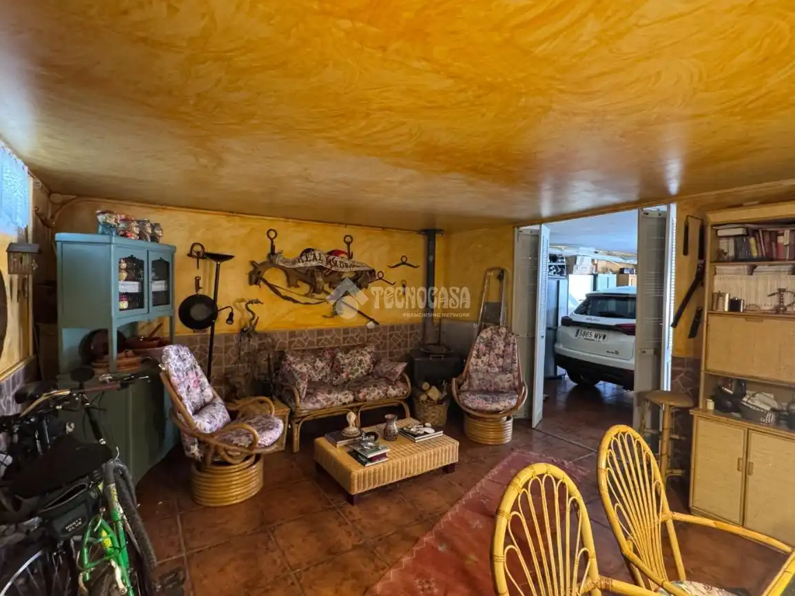 Sala de estar de Casa adosada en venta en Valdefresno con Calefacción, Parquet y Piscina comunitaria
