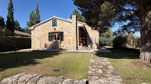 CHALET DE PIEDRA EN ALDEALENGUA DE PEDRAZA SEGOVIA CON TRES HABITACIONES, ESPECTACULAR JARDÍN, BARBACOA, GARAJE Y LEÑERA