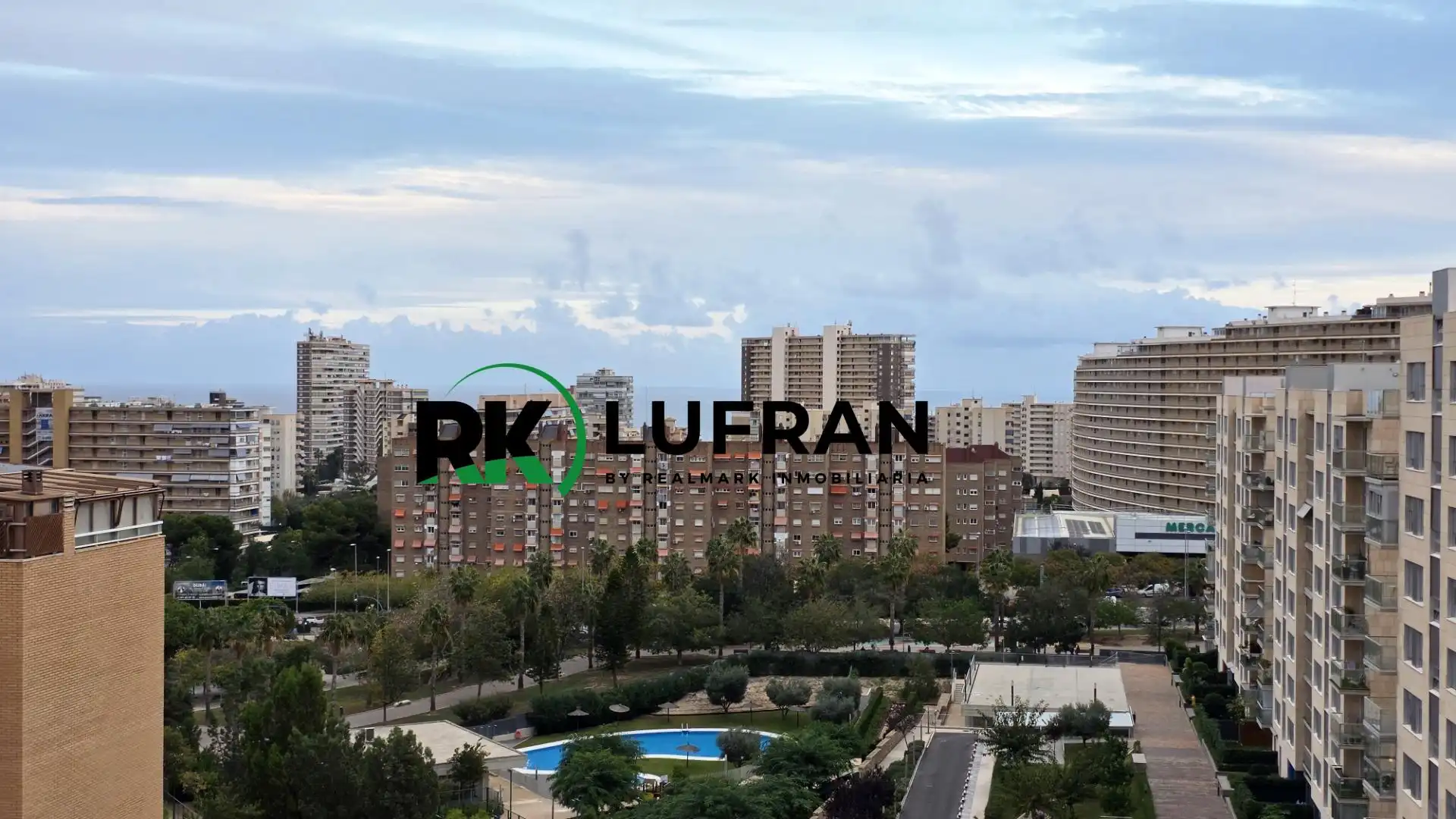 Vista exterior de Àtic en venda en Alicante / Alacant amb Aire condicionat, Calefacció i Jardí privat