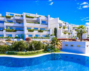 Vista exterior de Dúplex en venda en Estepona amb Aire condicionat, Terrassa i Piscina