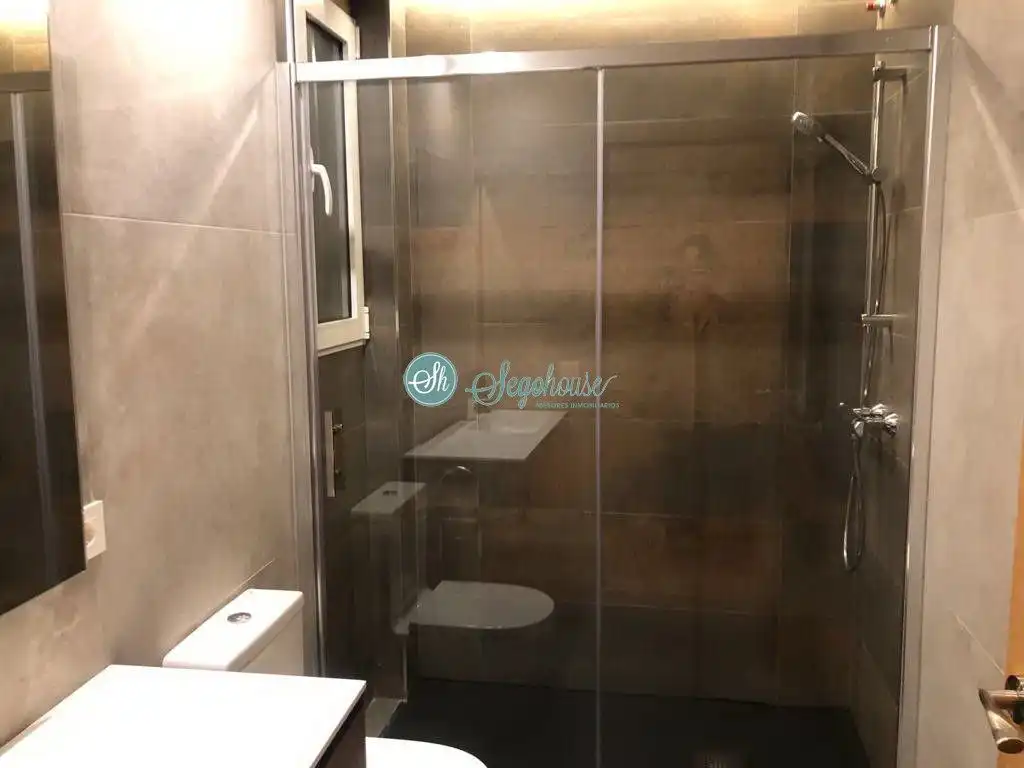 Baño de Piso de alquiler en Segovia con Calefacción, Terraza y Amueblado