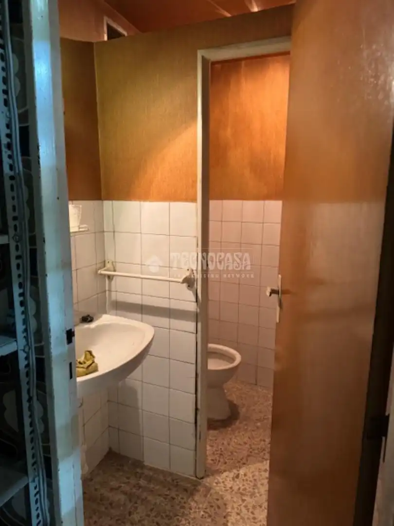 Baño de Local en venta en Madrid con Calefacción