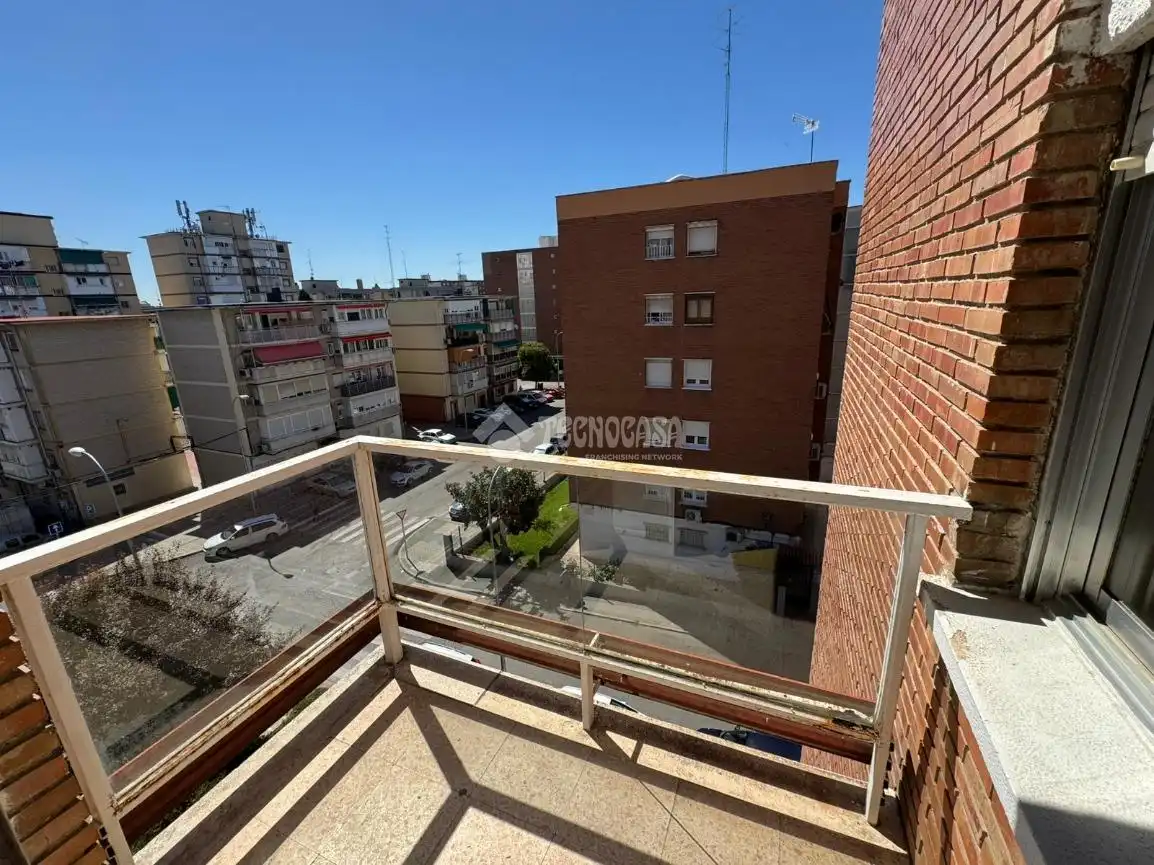 Vista exterior de Piso en venta en Madrid con Terraza y Balcón