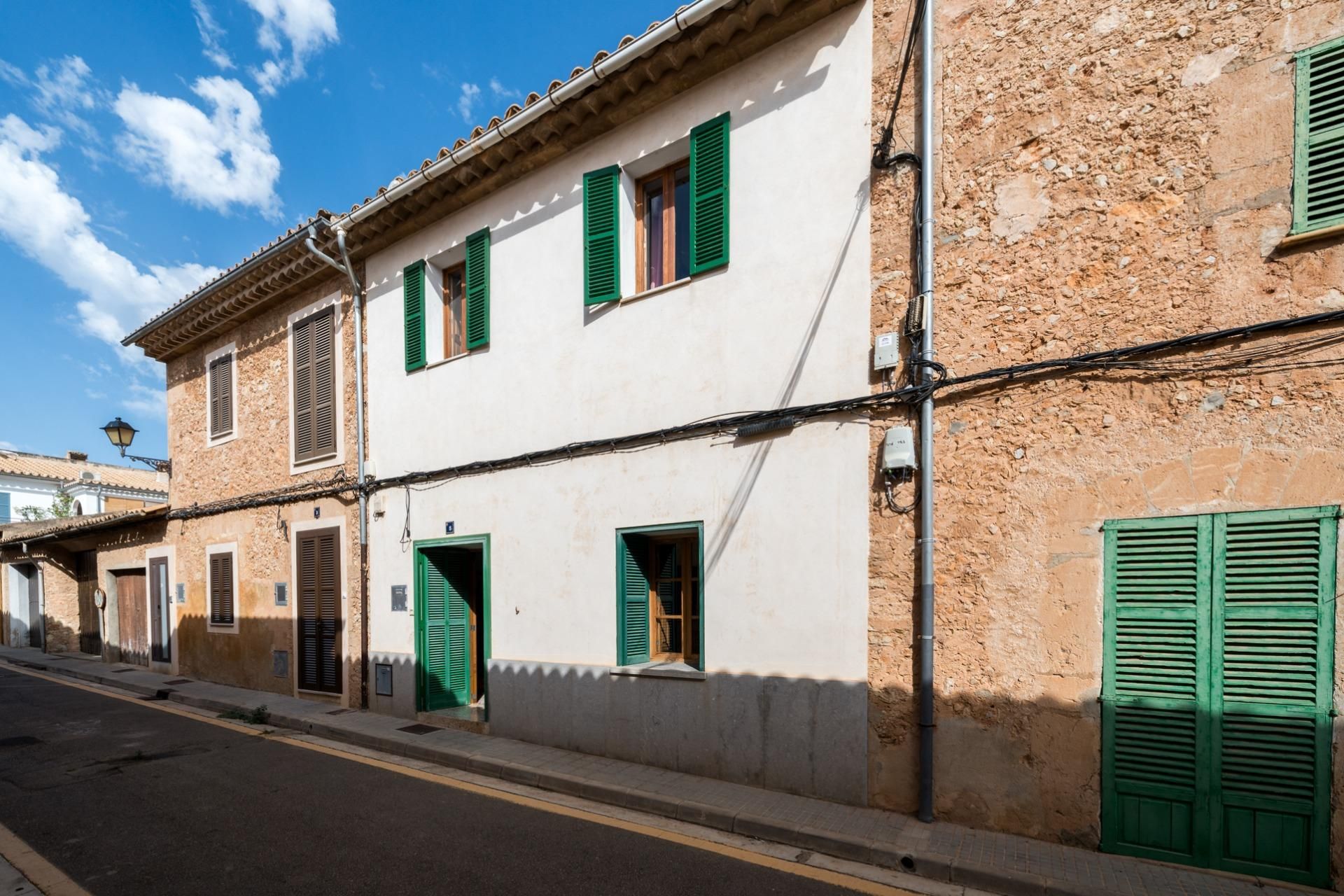 Vista exterior de Casa adosada en venda en Santa María del Camí amb Jardí privat, Terrassa i Traster
