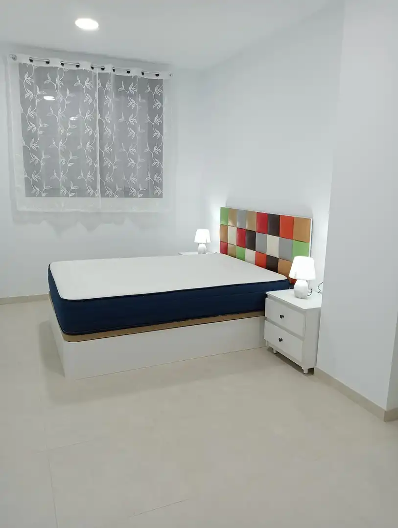 Schlafzimmer von Wohnungen zur Miete in Cáceres mit Klimaanlage, Heizung und Möbliert