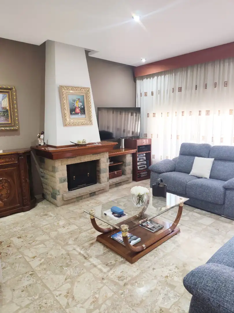 Sala de estar de Casa adosada en venta en Olesa de Montserrat con Aire acondicionado, Calefacción y Trastero