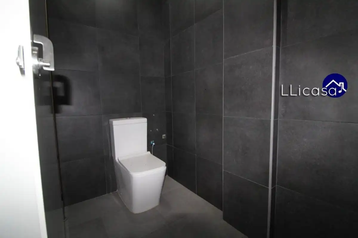 Badezimmer von Geschaftsraum zum Verkauf in La Pobla de Vallbona mit Klimaanlage
