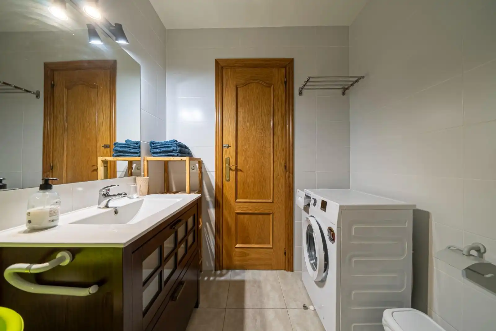 Bany de Apartament de lloguer en Alicante / Alacant amb Aire condicionat, Calefacció i Moblat