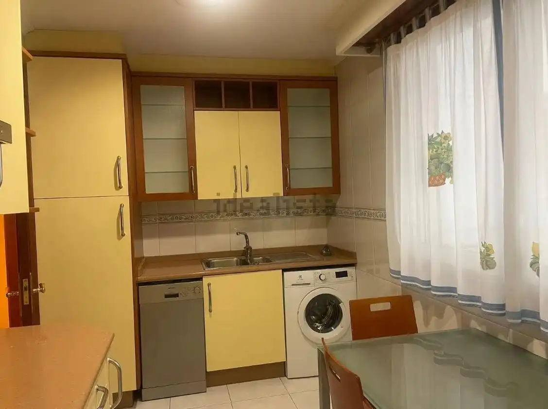 Cuina de Pis de lloguer en Ourense Capital  amb Calefacció, Parquet i Moblat