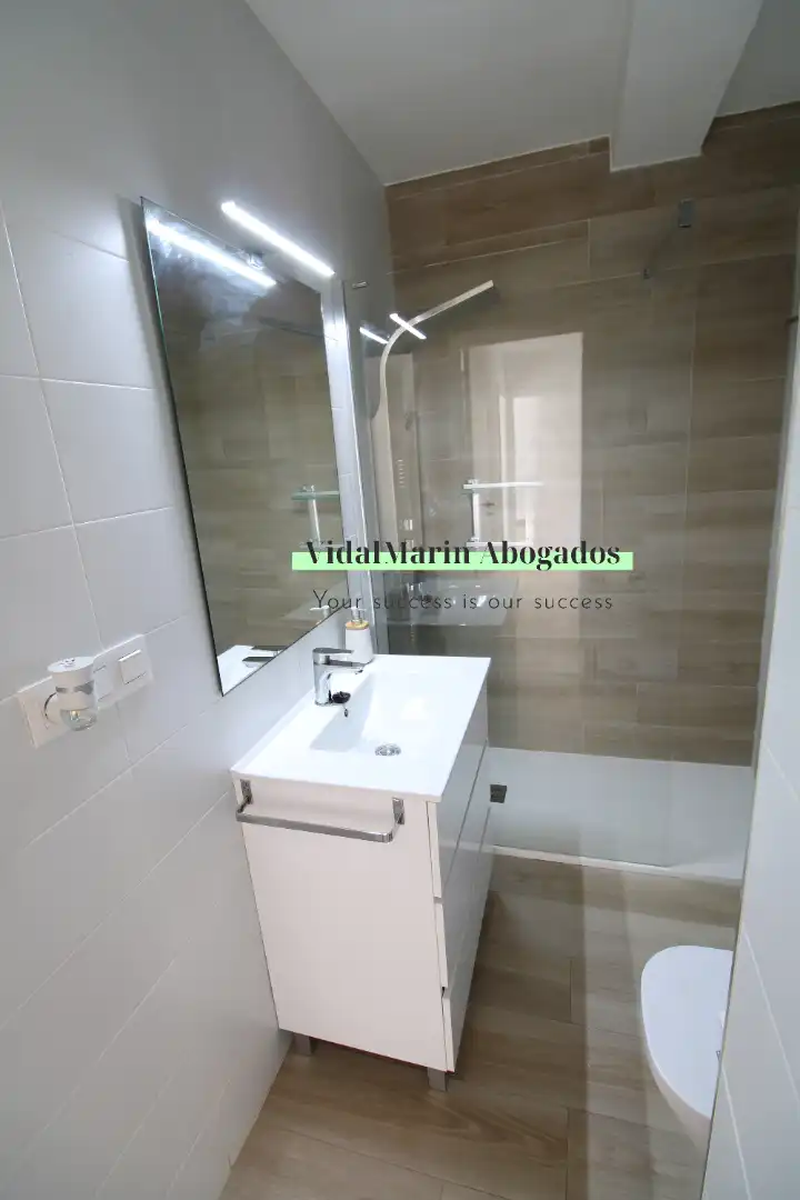 Baño de Piso en venta en Alicante / Alacant con Aire acondicionado, Horno y Lavadora