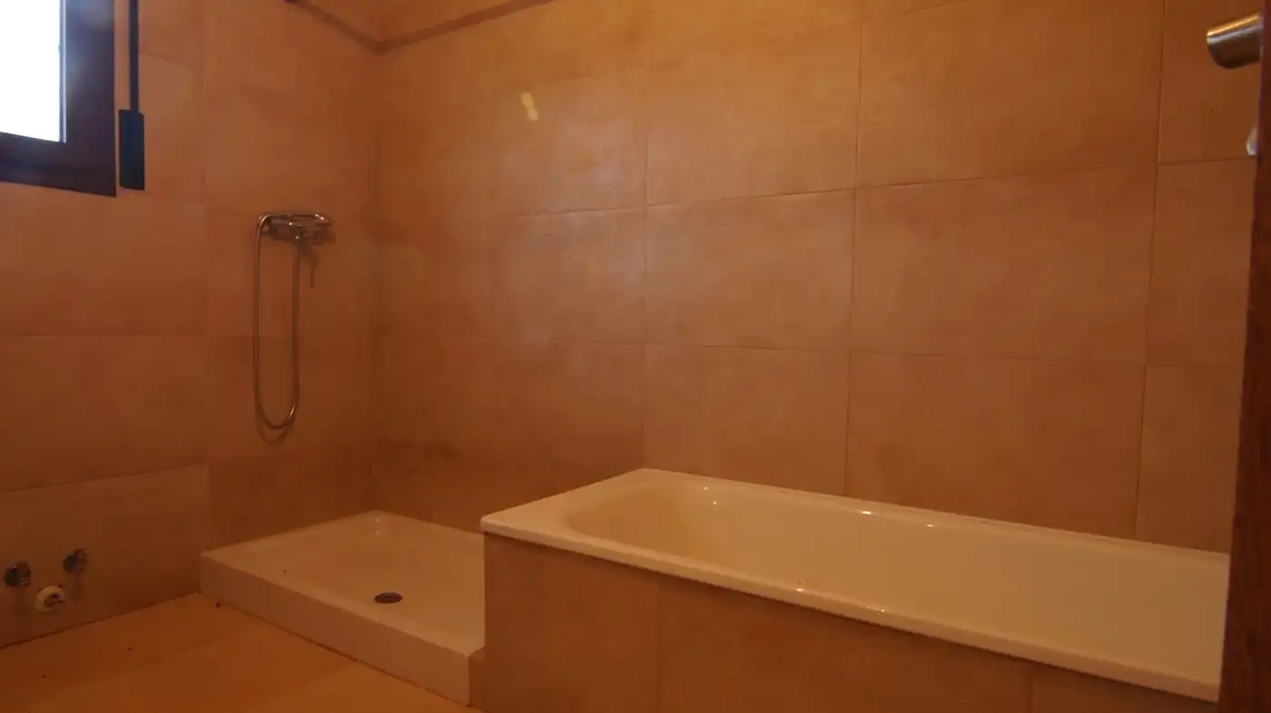 Bany de Casa o xalet en venda en El Catllar  amb Parquet, Terrassa i Piscina