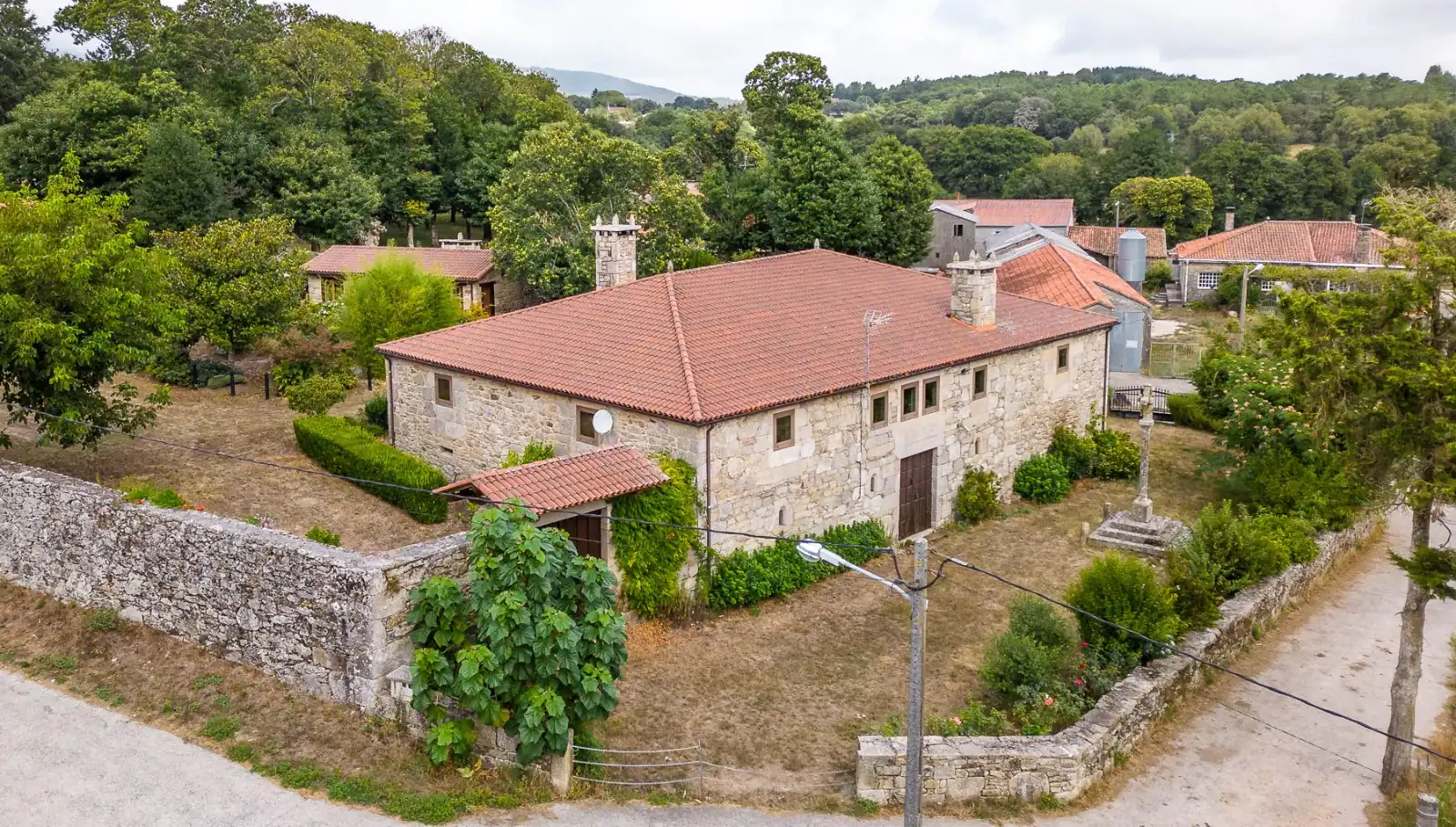 Vista exterior de Finca rústica en venda en Chantada amb Aire condicionat, Calefacció i Jardí privat