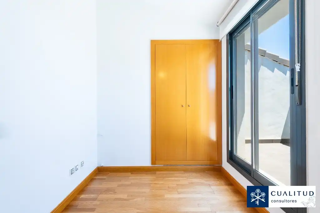 Schlafzimmer von Dachboden zum Verkauf in Vila-real mit Parkett, Terrasse und Abstellraum