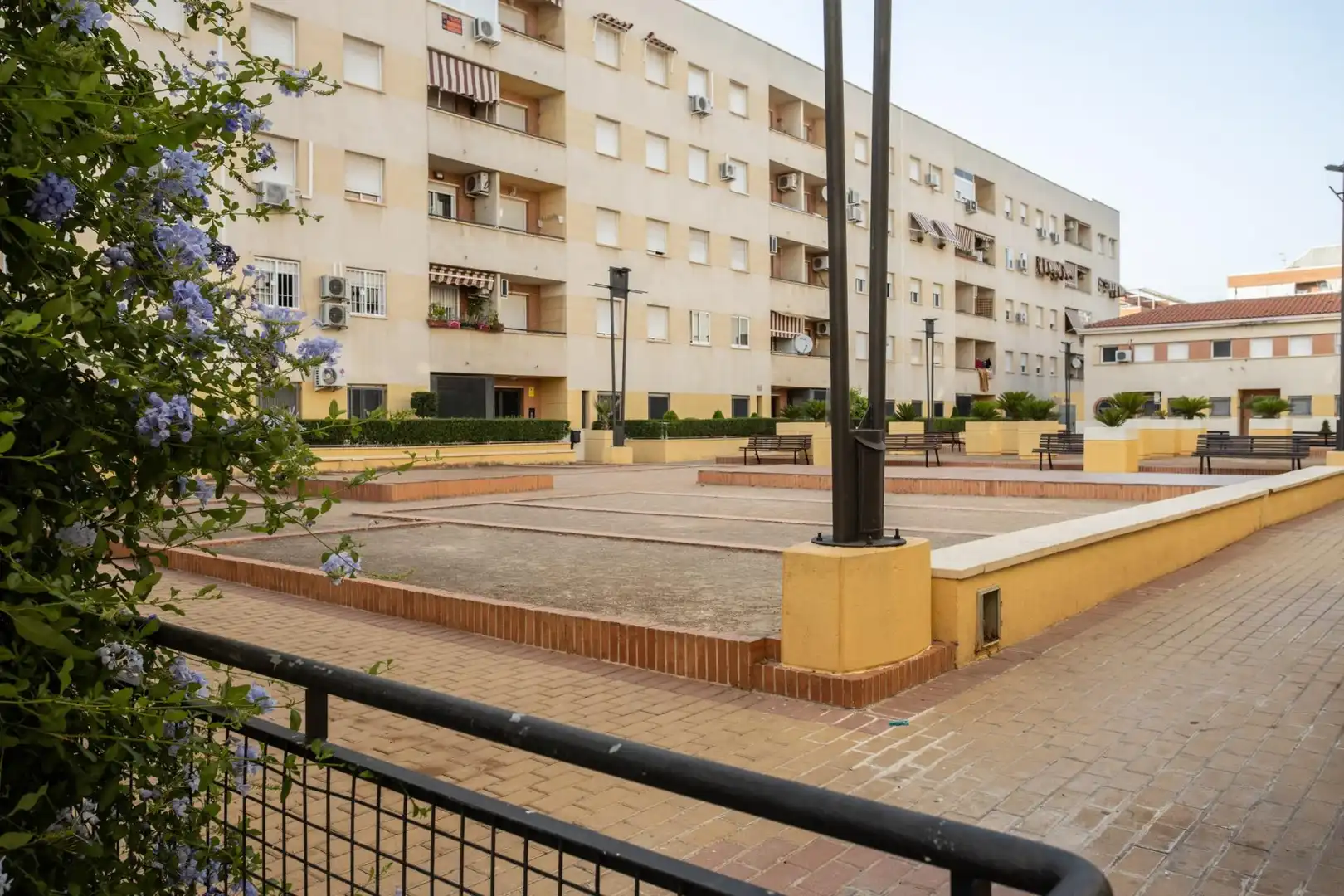 Vista exterior de Piso en venta en Granada con Calefacción, Terraza y Amueblado