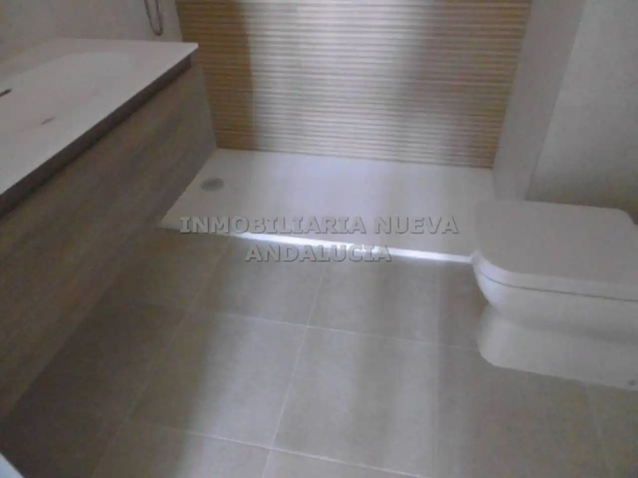 Badezimmer von Wohnung zur Miete in Almería mit Parkett, Terrasse und Abstellraum
