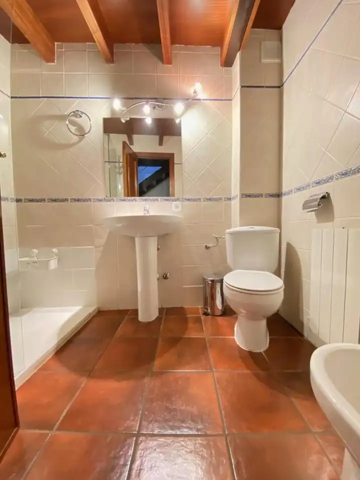 Baño de Piso para compartir en Segovia con Calefacción, Terraza y Amueblado