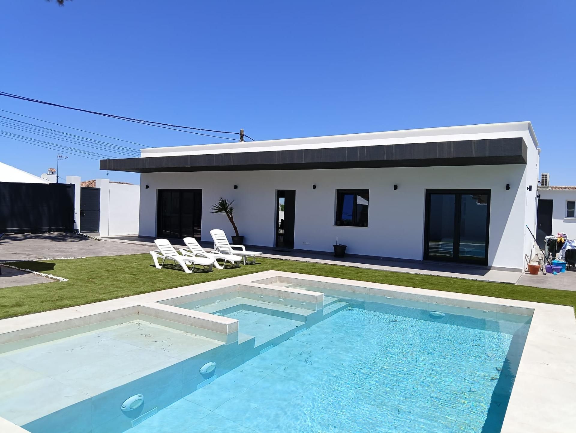 Piscina de Casa o xalet en venda en Chiclana de la Frontera
