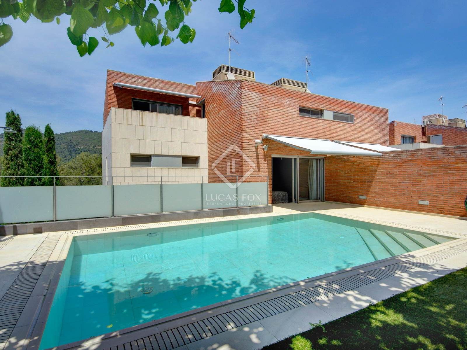 Exterior view of House or chalet for sale in Sant Just Desvern  with Air Conditioner, Heating and Private garden
