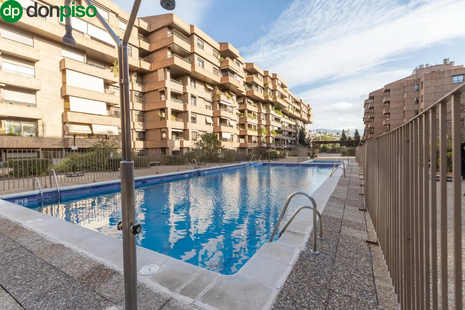 Piscina de Apartament en venda en Granada amb Aire condicionat, Calefacció i Jardí privat