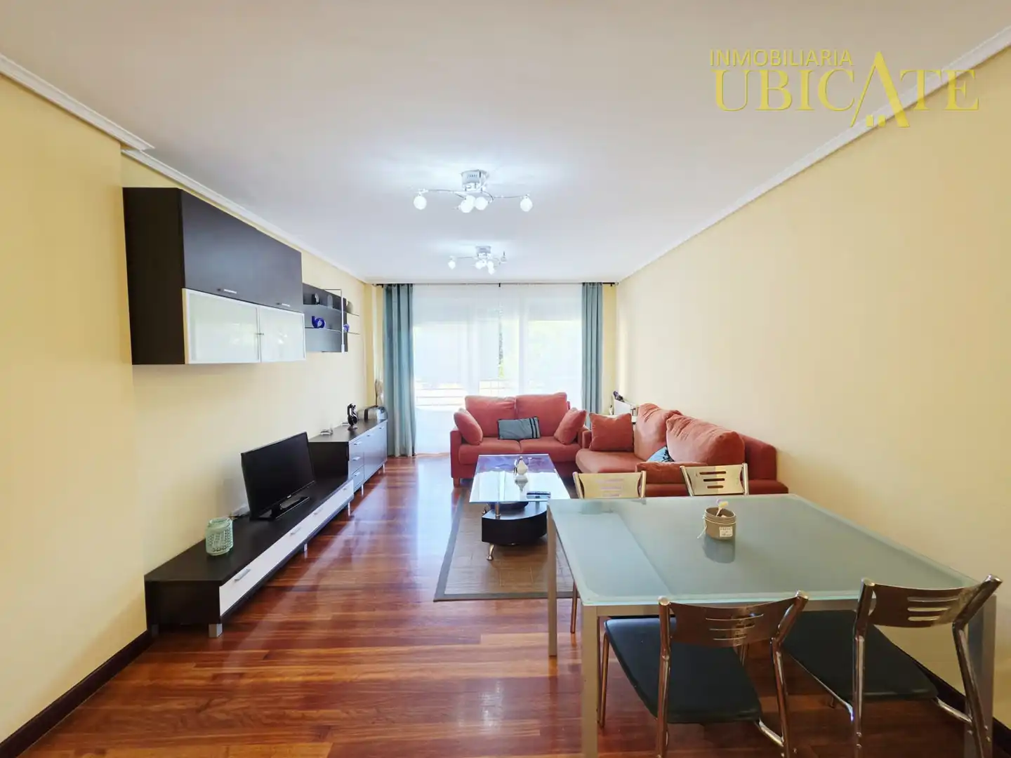 Sala de estar de Piso en venta en Castro-Urdiales con Calefacción, Parquet y Terraza