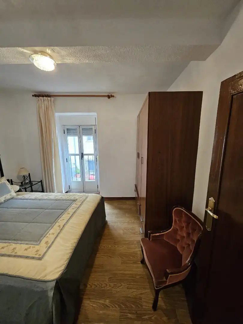 Schlafzimmer von Einfamilien-Reihenhaus zum Verkauf in Ledrada mit Möbliert