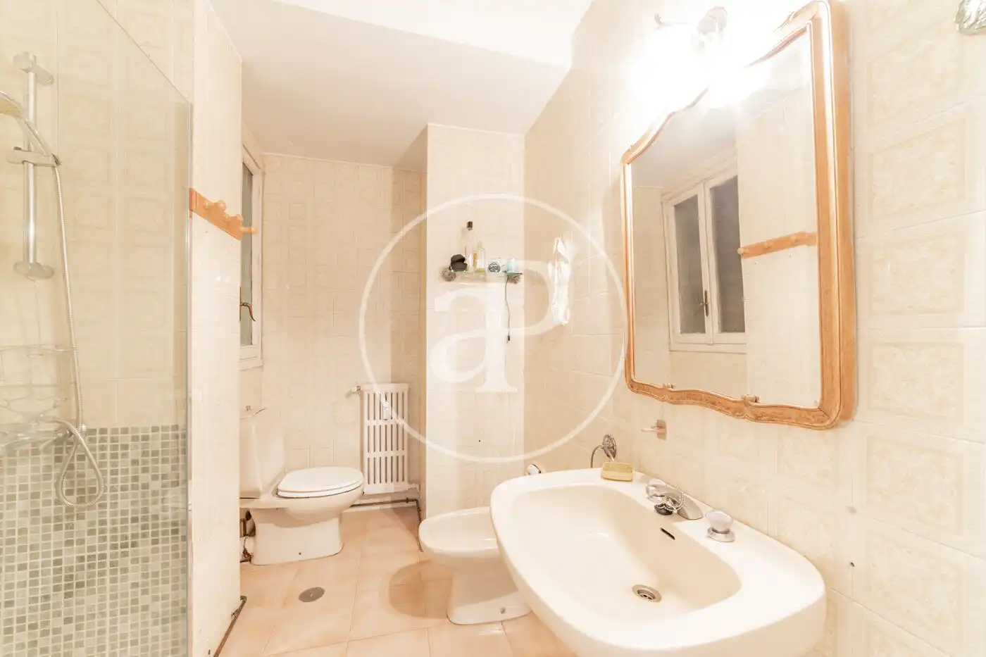Baño de Piso en venta en Madrid con Calefacción, Terraza y Trastero