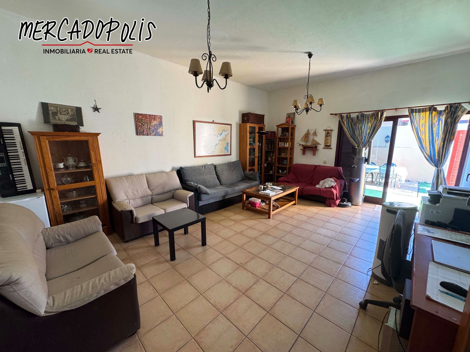 Sala d'estar de Casa adosada en venda en La Oliva amb Jardí privat, Traster i Moblat