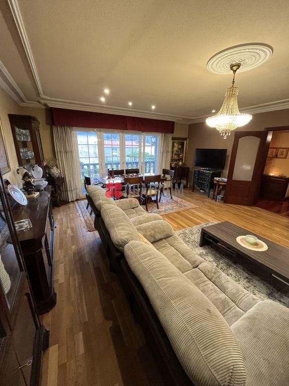 Sala d'estar de Casa o xalet en venda en Santiago de Compostela  amb Calefacció, Jardí privat i Terrassa