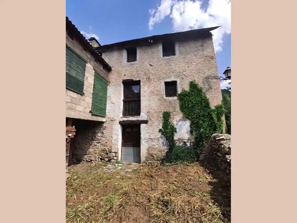 Casa rústica amb jardí en venda a alta serveto 9