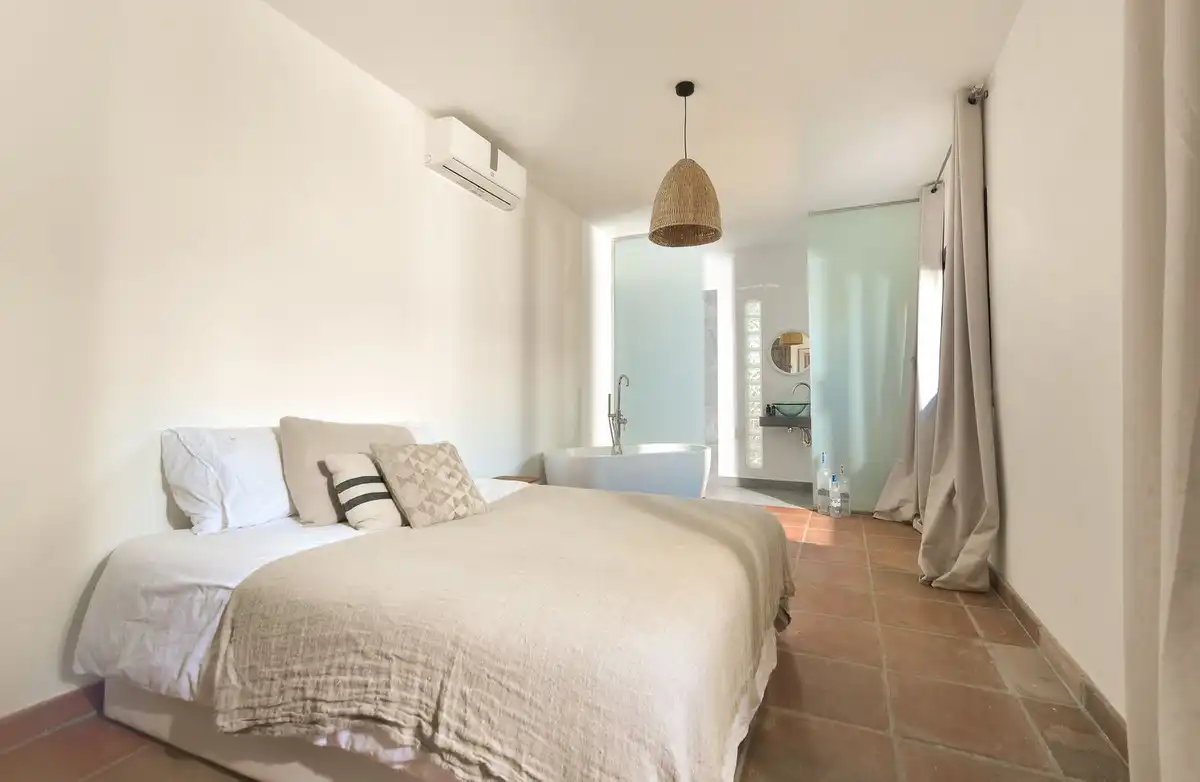 Dormitori de Casa adosada en venda en Marbella amb Aire condicionat, Terrassa i Alarma
