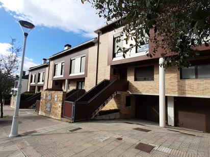 Vista exterior de Casa adosada en venda en Zizur Mayor / Zizur Nagusia amb Terrassa