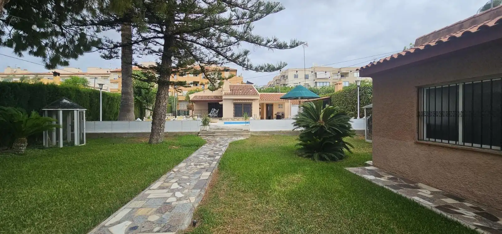 Vista exterior de Casa o xalet en venda en Mutxamel amb Jardí privat, Piscina i Moblat