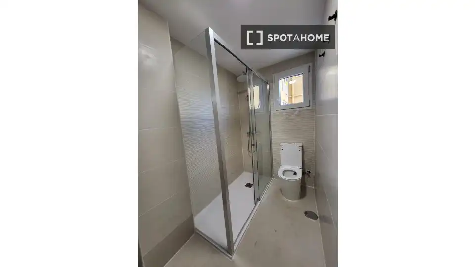 Bathroom of Flat for share in Alicante / Alacant  with Air Conditioner, Heating and Furnished