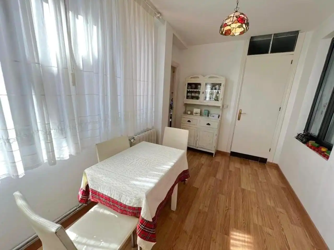 Menjador de Casa o xalet en venda en La Robla  amb Calefacció, Terrassa i Traster
