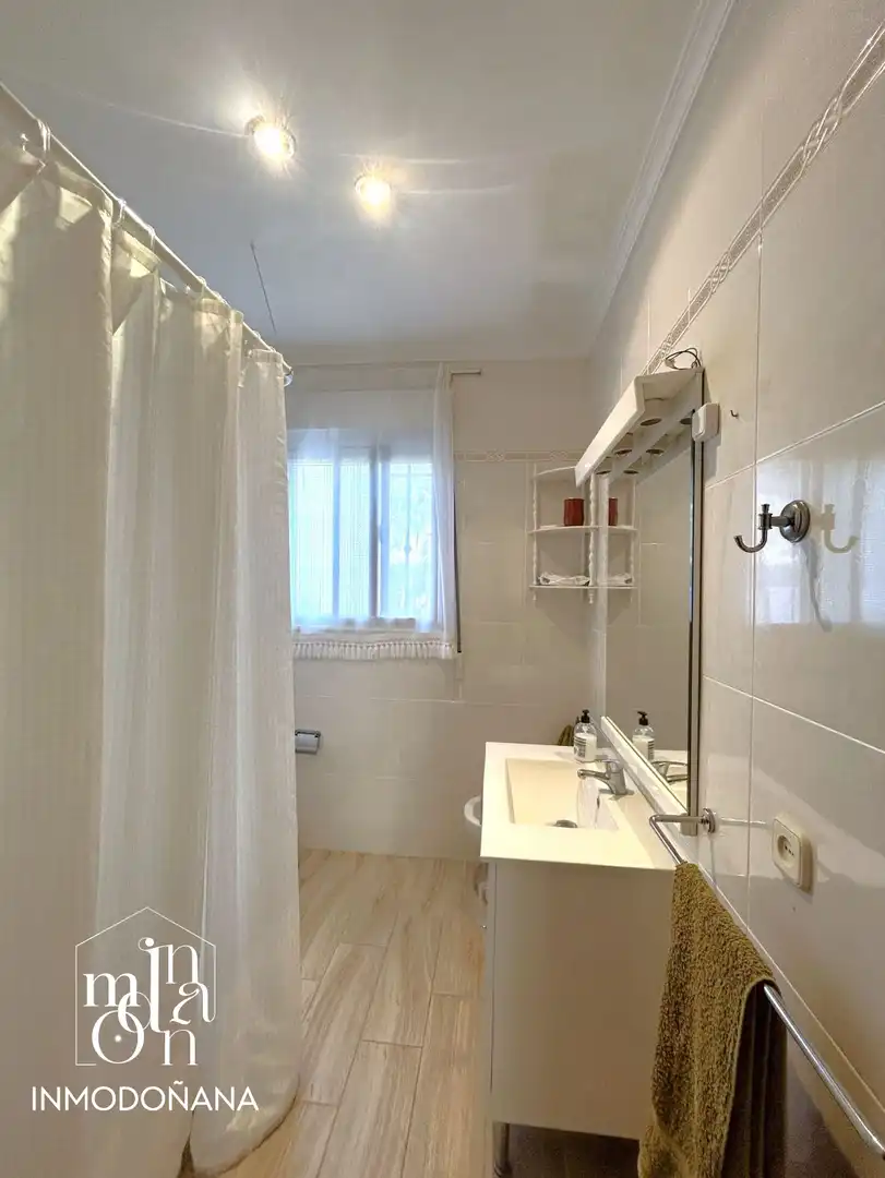 Bany de Casa o xalet en venda en Almonte amb Jardí privat, Terrassa i Moblat
