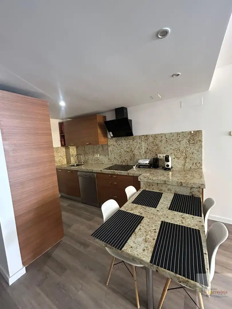 Cuina de Apartament de lloguer en Torrevieja amb Aire condicionat, Calefacció i Terrassa