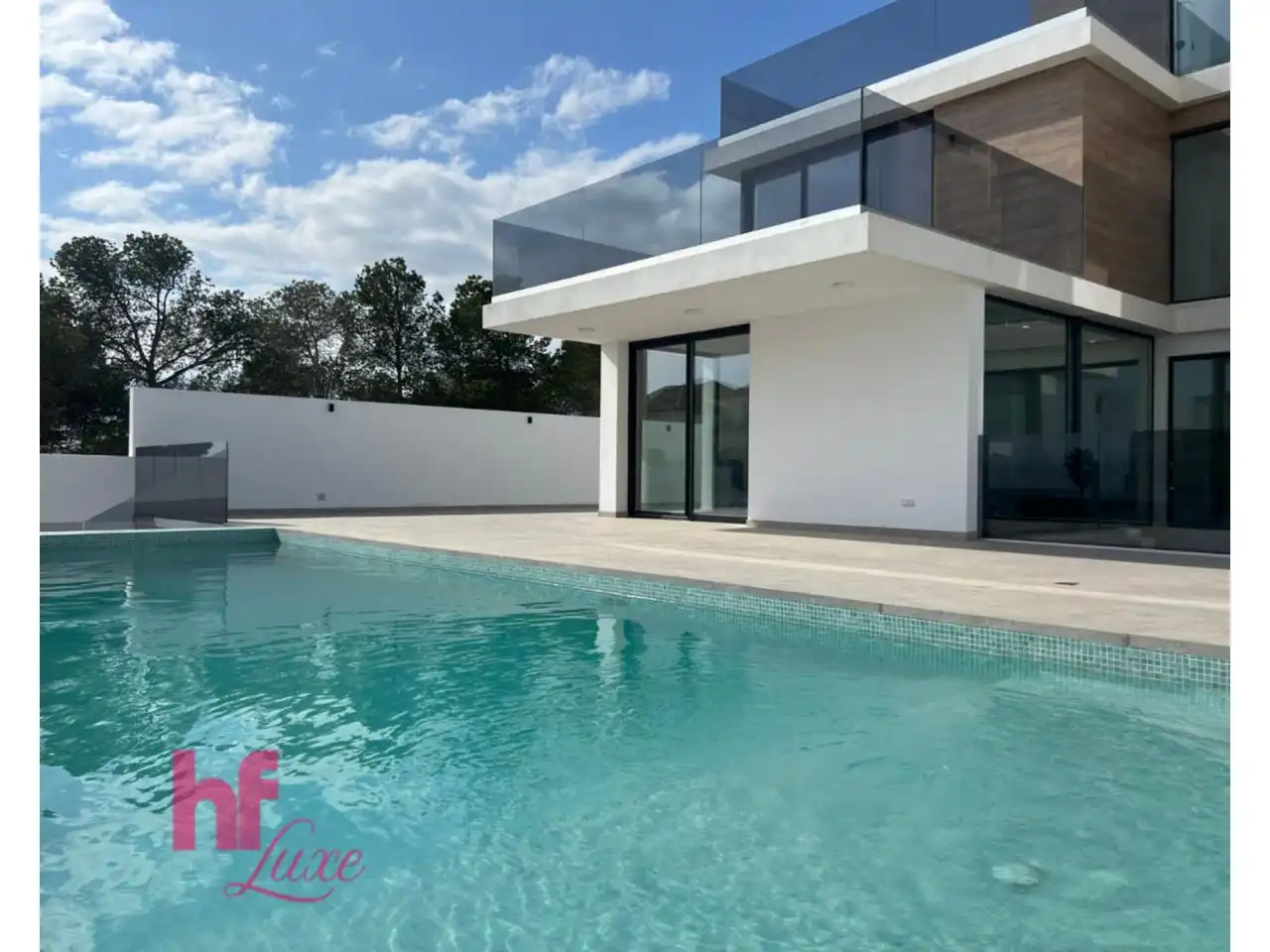 Detached house with pool for sale in Golf Bahía, imagen 2