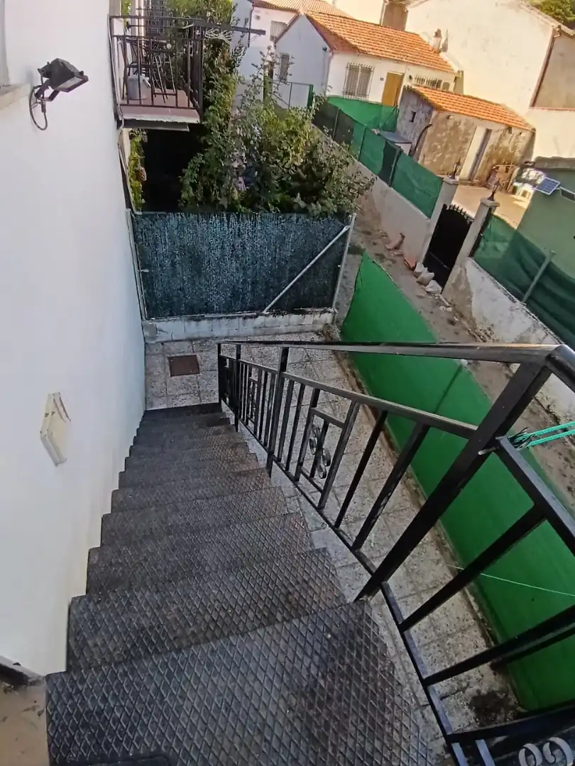 Vista exterior de Casa o xalet en venda en Navaluenga amb Jardí privat, Terrassa i Moblat