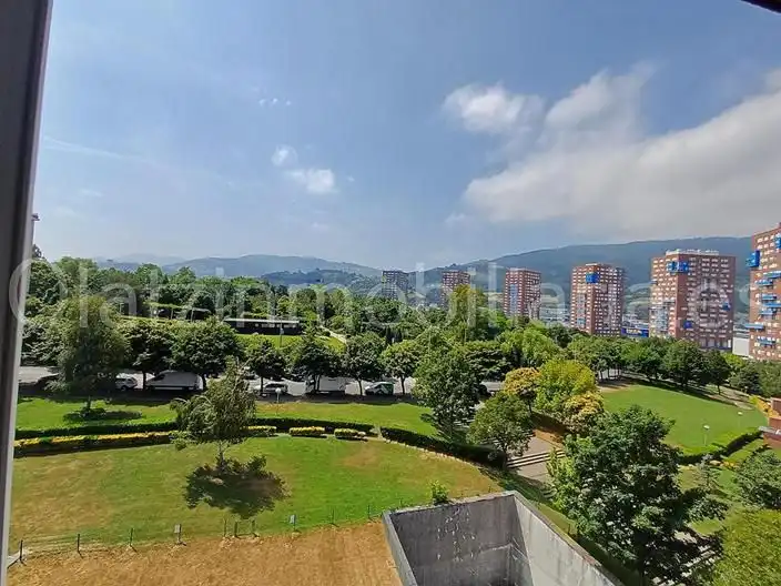 Vista exterior de Pis en venda en Barakaldo  amb Calefacció, Traster i Balcó