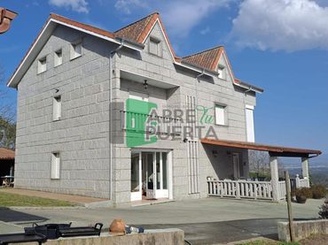 Detached house with pool for sale in Toén