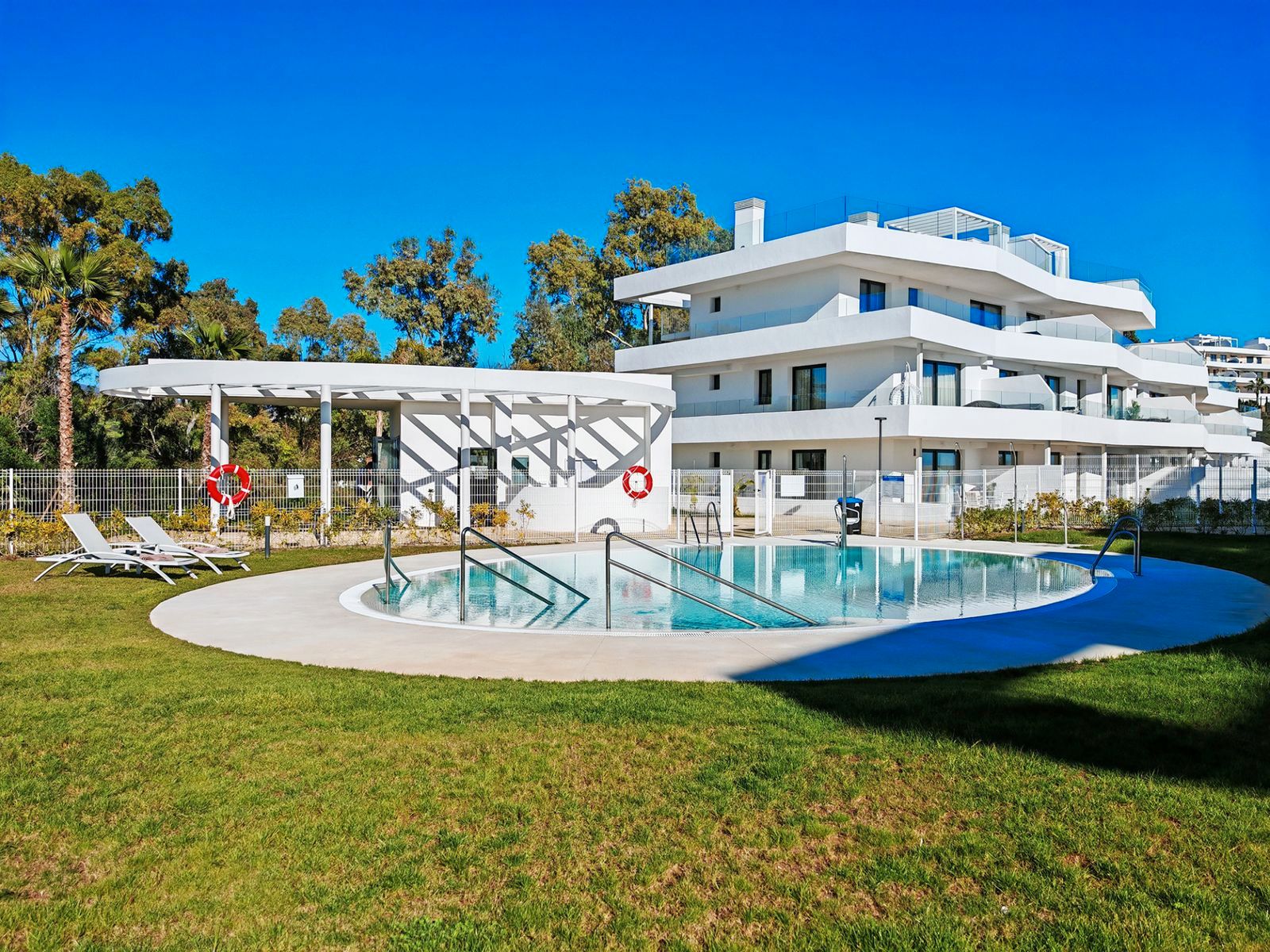 Exterior view of Flat for sale in Estepona  with Air Conditioner, Terrace and Furnished