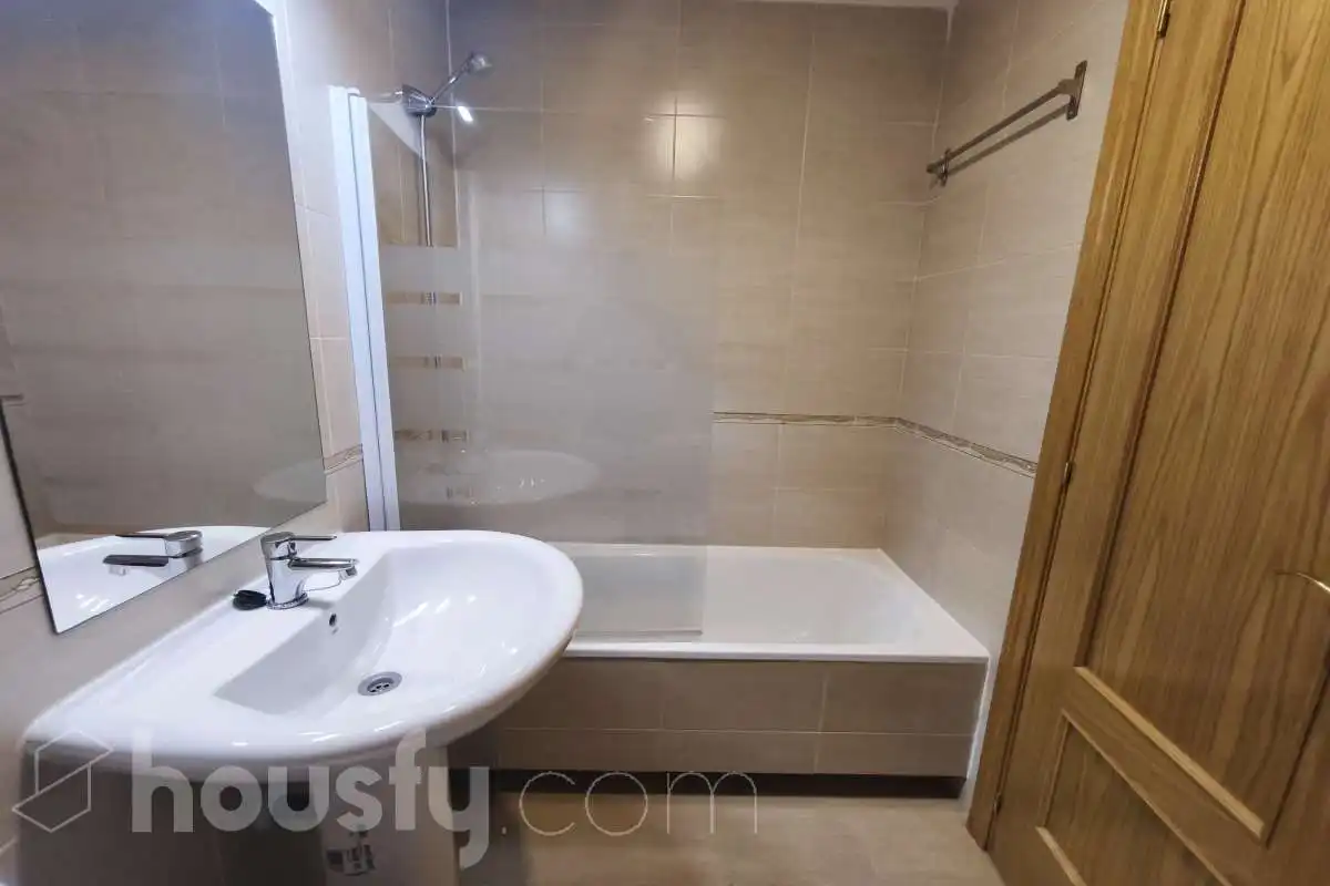 Bathroom of Flat for rent in Madrid  with Heating and Parquet flooring
