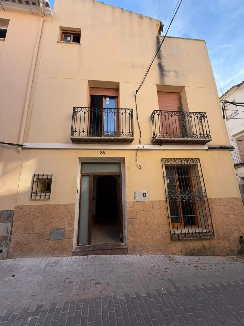 Casa amb terrassa en venda a Calle ANTONIO YELO PIOTO 38
